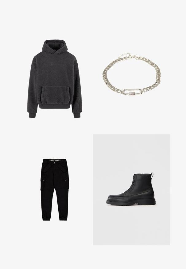 Fleece hoodie in donkergrijs met een gestructureerd oppervlak, een kangaroozak en ribgebreide cuffs en zoom. Heeft een klein logo op de borst.; Zwarte cargobroek van katoen, met meerdere zakken, een aansluitend ontwerp en elastische manchetten bij de enkels.; Zwarte gestructureerde leren veterschoen tot de enkel met dikke zool en een lusje aan de achterkant, zijaanzicht.; Zilveren kettingarmband met een ontwerp van dikke schakels, voorzien van een langwerpige ovale sluiting en een kleine paarse accentsteen.