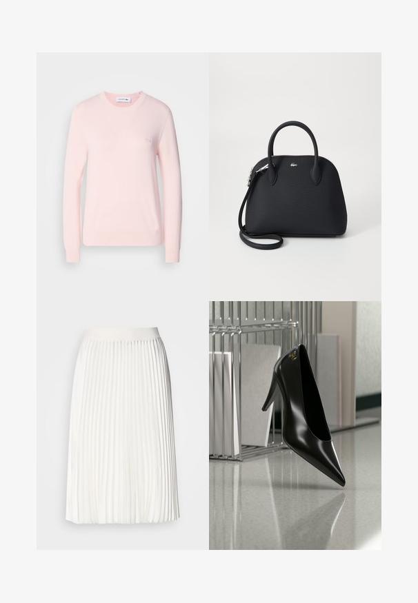 Suéter de punto rosa claro con cuello redondo, mangas largas y puños de canalé. Presenta un pequeño logotipo bordado en el pecho. Textura suave.; Falda blanca plisada con una cinturilla suave, diseño a la altura de la rodilla, que presenta una textura fluida y pliegues verticales consistentes.; Zapato de tacón alto negro con punta afilada y logo dorado, colocado sobre una superficie reflectante cerca de un organizador de archivos de alambre cromado con documentos.; Bolso de mano negro hecho de un material texturizado, con dos asas superiores y una correa de hombro desmontable, con un acento de logo plateado.