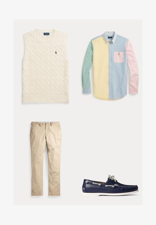 Krémová bezrukávová sveterová vesta so vzorom vrkočového pletenia, s rebrovanými lemami a malým tmavomodrým logom Polo Ralph Lauren na ľavej strane hrude.; Košeľa s dlhým rukávom zapínaná na gombíky s farebným blokovým dizajnom v pastelovo žltej, zelenej, modrej a ružovej farbe, s pruhovaným golierom a náprsným vreckom s logom.; Béžové chinos nohavice s plochým predným dielom, pútkami na opasok, bočnými vreckami a zapínaním na gombík v páse na bielom pozadí.; Tmavomodrá kožená topánka na loď s bielymi šnúrkami a švami, s bielou gumovou podrážkou a kovovými očkami na svetlom pozadí.