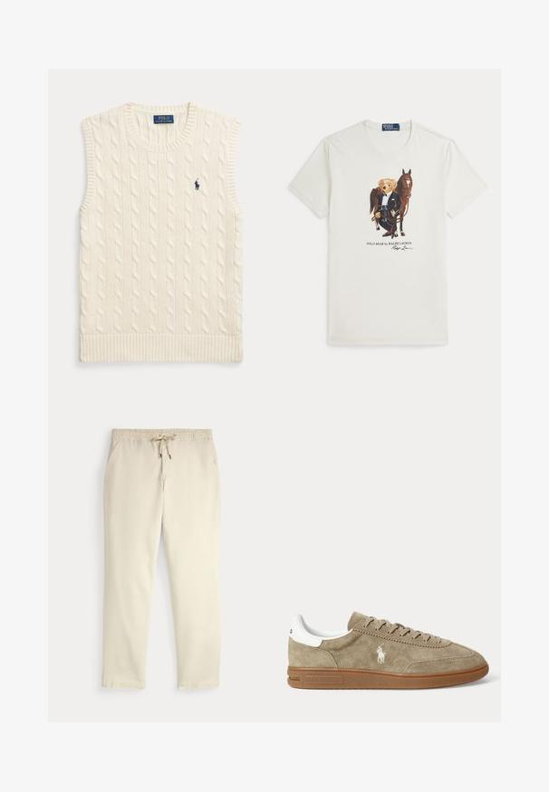Kremfarvet kabelstrikket ærmeløs sweatervest med ribkanter og lille mørkeblå Polo Ralph Lauren-logo på venstre bryst.; Hvid t-shirt med rund hals med en grafik af en bjørn i smoking, der står ved siden af en brun hest, med teksten Polo Bear af Ralph Lauren nedenfor.; Off-white afslappede bukser med elastisk talje og snor, lige ben og sidelommer mod en ensfarvet baggrund.; Beige lavskoet ruskindesneaker med brun sål, hvid hældetalje, snørebånd og en hvid broderet polospillerlogo på siden.