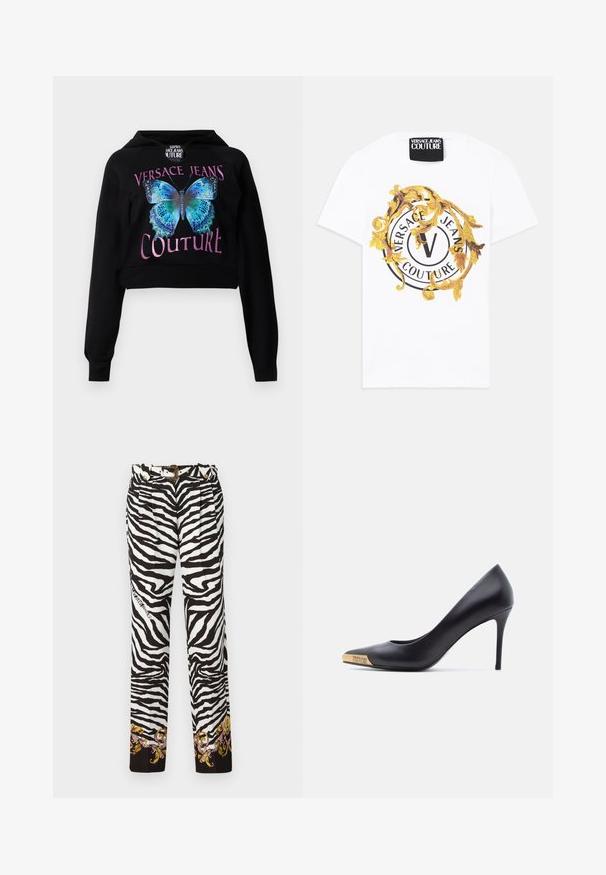 Sort cropped hoodie med et blåt sommerfuglegrafik med grønne detaljer. Teksten "VERSACE JEANS COUTURE" står i metallisk pink. Blød tekstur.; Hvid bomulds t-shirt med et rundt grafisk motiv, der inkluderer sorte og gyldne motiver, herunder et cirkulært logo og dekorative elementer.; Zebra-mønstrede bukser i sort og hvid, med et dekorativt blomstermønster ved kanten og et guldaccentueret bælte med spænde.; Sort læder højhælet pumpe med spids snude, guldmetalspids indgraveret med "Versace Jeans Couture," vist fra siden på hvid baggrund.