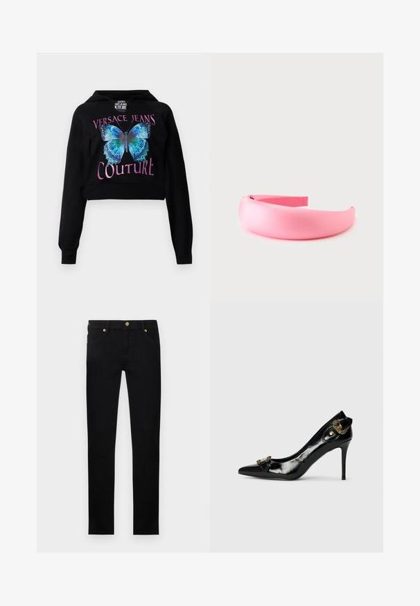 Mustat lyhyt cropped-huppari, jossa on sininen perhosta kuvaava graafinen printti vihreillä yksityiskohdilla. Teksti "VERSACE JEANS COUTURE" metallinhohtoisella vaaleanpunaisella. Pehmeä pinta.; Slimmit mustat farkut, joissa on kultaiset napit ja niitit, etutaskut sekä vyölenkit vaalean yksivärisen taustan päällä.; Mustat kiiltävät korkokengät, joissa on terävä kärki, etuosassa nauhat ja koristeellinen kultatonninen yksityiskohta takana.; Leveä vaaleanpunainen pehmustettu kangaspanta, jossa on sileä pinta valkoisella taustalla.