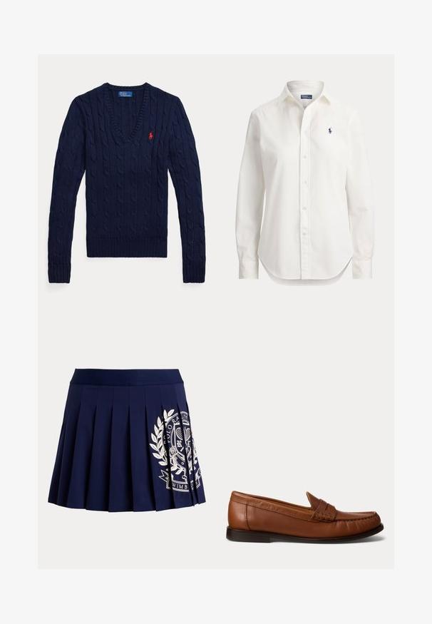 Navyblå kabelstrikket V-hals sweater med lange ærmer og et lille rødt broderet Polo-logo på venstre bryst.; Hvid langærmet skjorte med knapper, krave og lille blåt logo af en polospiller på venstre bryst.; Marineblå plisseret nederdel med bred linning og hvid tennisinspireret logo på nederste højre side.; Brun læderloafer med lav sort hæl, mok-tå-syning og en dekorativ rem over toppen, vist mod en hvid baggrund.