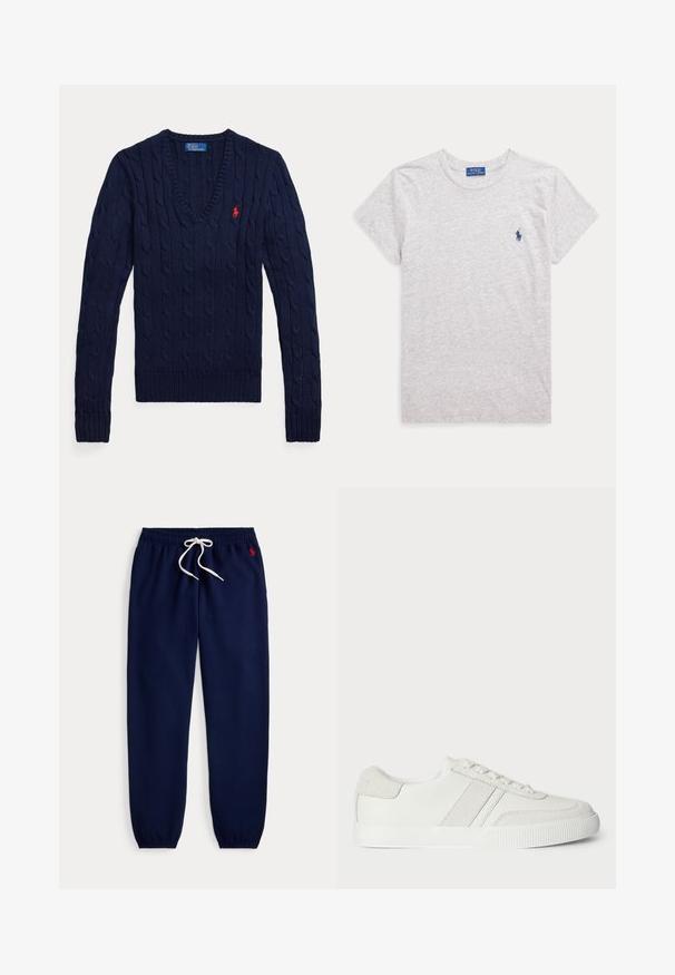 Marineblauer, kabelgestrickter V-Ausschnitt-Pullover mit langen Ärmeln und kleinem roten Polo-Sticklogo auf der linken Brust.; Hellgraues Polo Ralph Lauren T-Shirt mit kurzen Ärmeln und Rundhalsausschnitt, mit kleinem dunkelblauem gesticktem Logo auf der linken Brust.; Marineblaue Jogginghose mit elastischem Bund und Bündchen, weißem Kordelzug und kleinem rotem Logo auf der oberen linken Seite.; Weiße Sneaker mit einem Obermaterial aus glattem Leder, Wildlederakzenten und flachen Schnürsenkeln. Verfügt über eine strukturierte Gummisohle und ein minimalistisches Design.