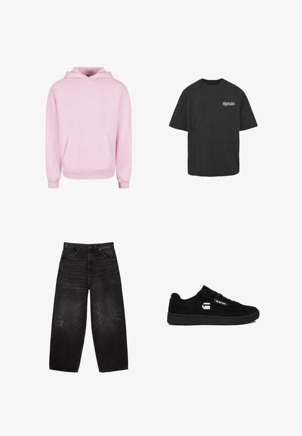 Lyserød hættetrøje lavet af blødt stof. Har en frontlomme, snor til hætten og ribbede manchetter for en tætsiddende pasform. Enkel design.; Sort oversized t-shirt i bomuld med korte ærmer, rund hals og et hvidt grafisk tekstdesign på venstre brystområde.; Sorte denimjeans med brede ben, forlommer, bæltestropper og subtilt falmede detaljer på lår og knæ.; Sort lav sneakers med sorte snørebånd, tekstureret sål, hvidt G-Star-logo på siden og G-STAR-mærke nær snørebåndene på en simpel hvid baggrund.