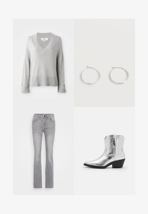 Hellgrauer Strickpullover aus Wollmischung mit V-Ausschnitt, gerippten Bündchen, Saum und Ausschnitt, der die gefalteten Ärmelsäume zeigt.; Graue Jeans aus Denim mit weitem Bein, im klassischen fünf-Taschen-Stil und mit Knopfverschluss. Texturiertes Material mit leichtem Verblassen.; Silberne Leder-Cowboystiefel mit spitz zulaufender Zehenpartie, gestickten Details am Schaft und einem moderaten schwarzen Absatz. Glatte und glänzende Oberfläche.; Silberne Metallcreolen mit glatter, leicht gebogener Oberfläche und Klappverschluss vor schlicht weißem Hintergrund.
