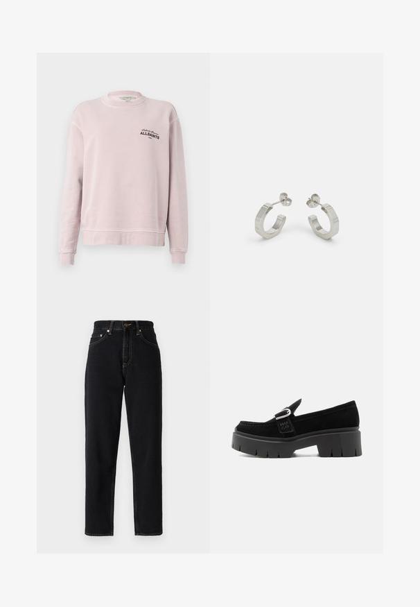 Hellrosa Sweatshirt mit langen Ärmeln, Rundhalsausschnitt, gerippten Bündchen und schwarzem Schriftzug "Infinite Summer ALLSAINTS London" auf der linken Brust.; Schwarze Jeans aus Denim mit geradem Bein, hoher Taille und Kontrastnähten. Verfügt über fünf Taschen und einen Reißverschluss.; Schwarzer Wildleder-Slipper mit klobiger Profilsohle, silberner Schnallendetail und geprägtem "HUGO" auf dem seitlichen Riemen, dargestellt von der Außenseite.; Silberne Metall-Hoops mit strukturiertem Design, ausgestattet mit einem kleinen Steckverschluss und Branding an einem Hoop. Abgerundete Form mit glänzender Oberfläche.