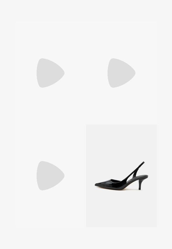 Combinaison noire à jambes larges avec un décolleté carré, des bretelles réglables, une taille ceinturée avec une boucle rectangulaire et des détails plissés à l'avant.; Chaussure slingback en cuir verni noir avec talon kitten, bout pointu et talon bas et fin sur fond blanc.; Pochette en métal gris avec un motif en maille texturé, design en enveloppe, bandoulière en chaîne et une fine sangle de poignet élégante.; Paire de boucles d'oreilles anneaux en argent poli avec un design de barre incurvée superposée sur un fond clair uni.