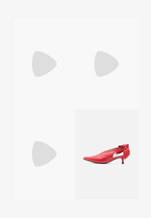 Combinaison en denim avec fermeture éclair à l'avant, col, manches courtes retroussées et ceinture à la taille. Couleur bleu riche avec couture visible et jambes larges.; Chaussure en cuir rouge à petit talon, bout pointu, empeigne brodée, découpe latérale et grand nœud décoratif sur le talon.; Sac à main en cuir brun foncé brillant avec de longues anses fines et une base rectangulaire structurée sur un fond clair uni.; Paire de boucles d'oreilles dorées brillantes avec un motif en spirale et une petite pierre ronde centrée sur un fond uni.