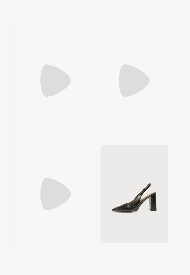 Combinaison beige plissée sans manches avec col halter et pantalon large, avec liens latéraux à la taille.; Chaussure slingback femme en cuir noir avec bout pointu et talon bloc épais et haut sur fond blanc.; Pochette en cuir beige avec rabat avant et fermeture par sangle verticale, sur un fond clair uni.; Une paire de petites boucles d'oreilles géométriques en ton or avec des bords angulaires et des fermoirs à tige sur un fond clair.