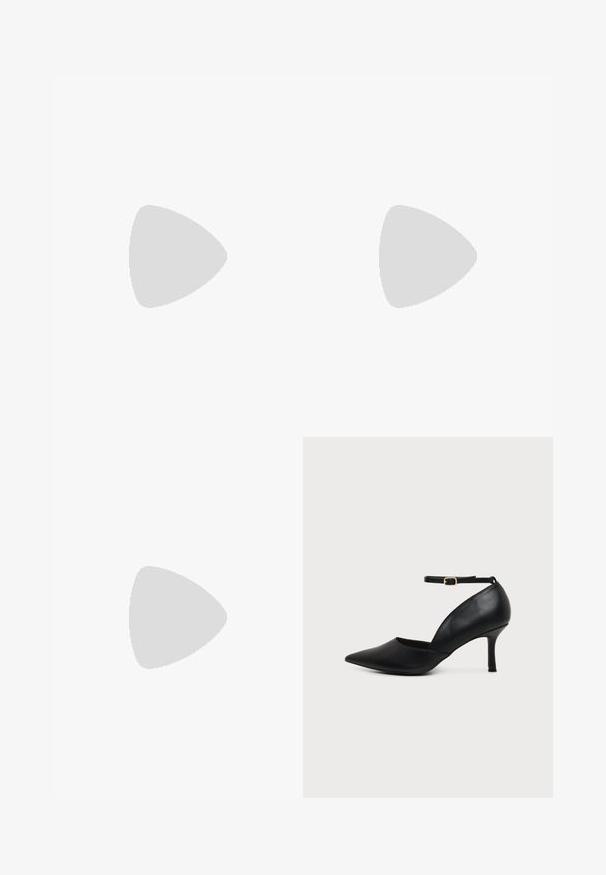 Combinaison noire sans manches avec bretelles spaghetti croisées dans le dos et pantalon à jambes larges, présentée sur un fond uni.; Chaussure en cuir noir à bout pointu avec talon kitten, bride à la cheville et boucle dorée sur fond neutre.; Sac à main en cuir marron avec un design froncé, une bandoulière en chaîne dorée et une finition douce et texturée. Sa forme compacte est idéale pour une utilisation en soirée.; Paire de boucles d'oreilles en métal doré brillant, de forme irrégulière, avec une surface froissée et lisse sur un fond clair uni.