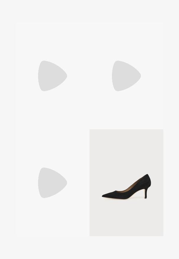 Combinaison noire avec un col halter, texture plissée et design à jambes larges. Fabriquée dans un matériau léger, idéale pour les occasions formelles.; Escarpin en daim noir à bout pointu avec un talon stiletto fin de hauteur moyenne et un design à coupe basse sur un fond uni.; Sac à main rectangulaire noir avec anses doubles tressées et logo doré "HUGO" au centre avant sur fond blanc.; Deux boucles d'oreilles en forme de cerceau en or brillant, avec un design courbé, présentant des accents orange près de la tige, sur fond blanc uni.