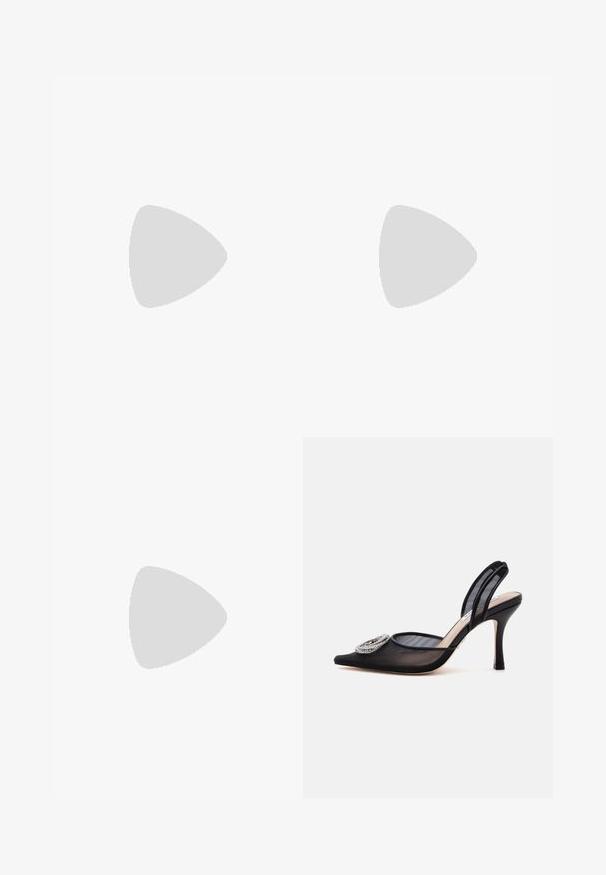 Sort jumpsuit med lange ærmer, udsmykket bodice med krystaller og fjer-accenter ved manchetterne. Bred ben-design, slank silhuet.; Sort net høje hæle slingback sko med spids tå og dekorativ sølv rhinsten spænde foran.; Lille håndtaske med sølv gittermønster, buet håndtag, stor perle lukning og en tynd sølvkæde strop på en ensfarvet baggrund.; Krystal dråbeøreringe med sølvfarvet hardware, der har en kvadratisk stud og kaskader af rektangulære og oktagonale krystaller.