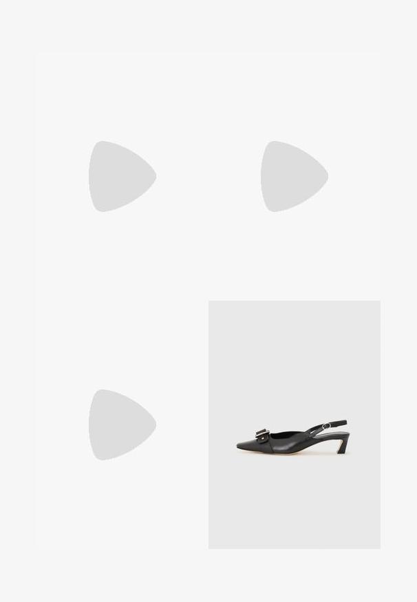 Chemise courte en jean noir avec boutons et deux poches poitrine, associée à un jean noir taille haute à jambes larges sur fond blanc.; Chaussure slingback en cuir noir avec un bout pointu, un petit talon et un détail de boucle décoratif sur le dessus. Texture lisse, design minimaliste.; Sac à main en daim marron foncé avec une courte sangle et une forme rectangulaire arrondie sur un fond uni clair.; Boucles d'oreilles en argent en forme de soleil, avec des centres en spirale et des rayons rayonnants. Surface lisse avec un éclat métallique.