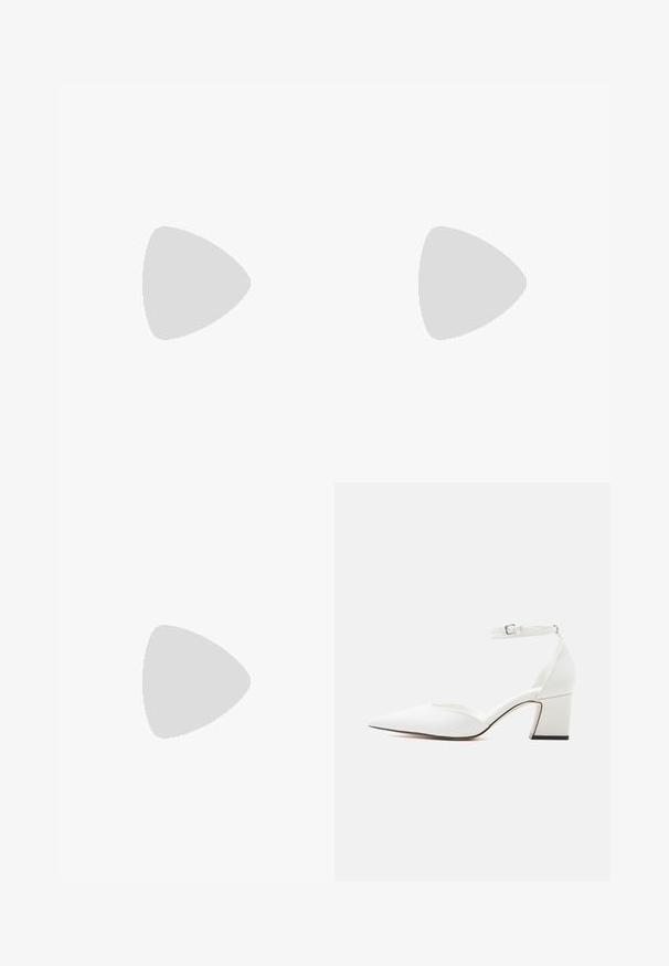 Combinaison noire sans manches avec bretelles spaghetti croisées dans le dos et pantalon à jambes larges, présentée sur un fond uni.; Chaussure blanche à bout pointu, talon moyen, bride à la cheville avec boucle, finition lisse, et talon bloc sur un fond clair uni.; Pochette argent métallique avec un corps doux et froncé et une fine bandoulière. Présente une texture lisse et brillante ainsi qu'une forme arrondie.; Boucles d'oreilles en strass en forme d'étoile avec des détails de franges en cascade, présentant une teinte argentée et une surface brillante et réfléchissante. Forme d'étoile avec un design complexe.