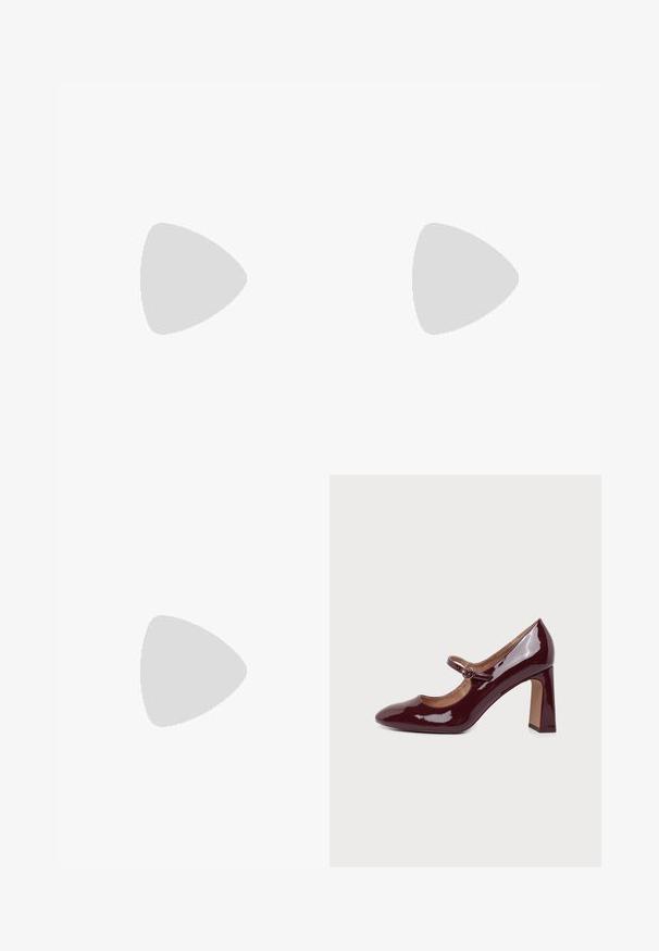 Combinaison sans manches à jambes larges avec motif pied-de-poule noir et blanc, col en V et taille cintrée.; Escarpin Mary Jane en cuir verni bordeaux brillant, bout arrondi, talon bloc de hauteur moyenne et bride à boucle sur le cou-de-pied.; Sac à bandoulière en cuir marron avec une poche à rabat avant ornée d'un détail en forme de nœud cousu et une sangle réglable.; Bracelet épais ton or avec des maillons ovales irréguliers grands et petits alternés et un fermoir toggle sur fond blanc.