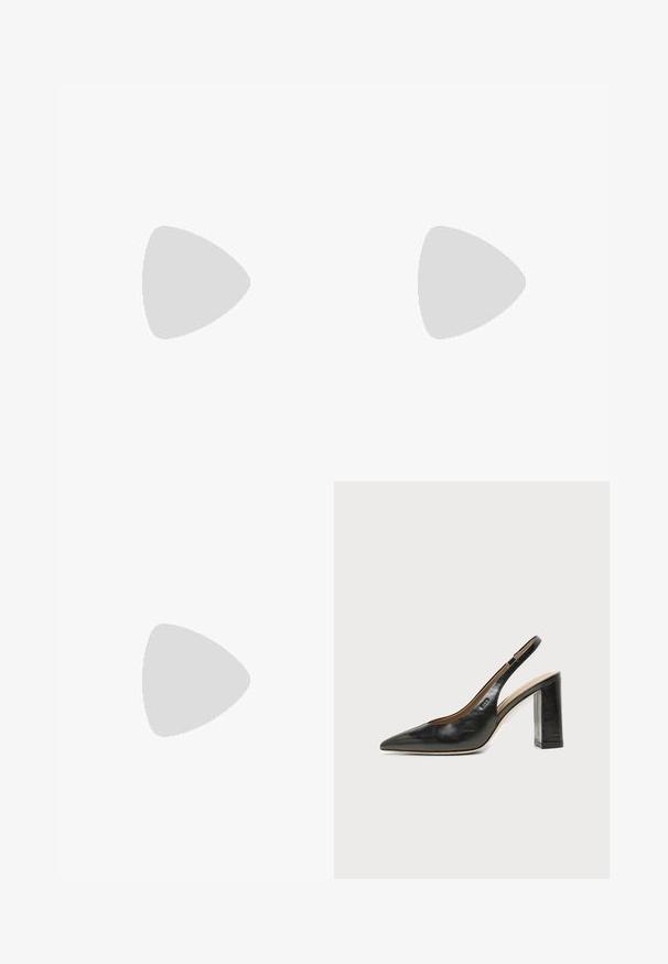Creme satin jumpsuit med høj hals, tætsiddende buste og vidde ben. Har et lille logo-detail nær taljen. Glat struktur.; Sort læder peep-toe slingback sko med høj blokhæl og beige indvendig foring mod en ensfarvet lys baggrund.; Kremfarvet rektangulær håndtaske med en enkelt rem og lynlås øverst, med en lille præget logo-plakette foran.; To sølvfarvede kompakte spejle formet som muslingeskaller med ribbede detaljer, placeret side om side på en hvid baggrund.