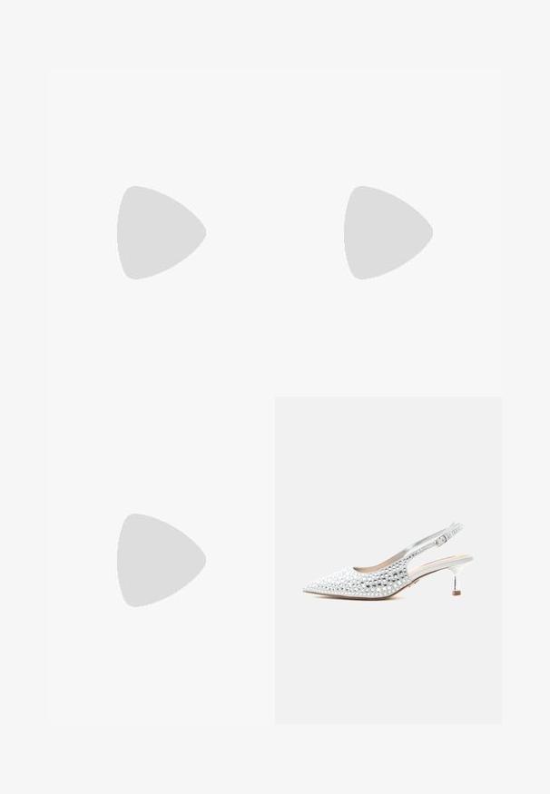 Zwarte jumpsuit met lange mouwen, versierde lijf met kristallen en pluizige accenten op de manchetten. Wijde pijpen, slanke silhouet.; Zilverkleurige slingback kitten heel schoen met puntige neus en fonkelende strass versieringen op het bovenwerk.; Zilveren metallic clutch met een geweven gaasontwerp, rechthoekige vorm en een kettingriem om mee te dragen. Gladde textuur en gepolijste afwerking.; Zilveren oorbellen met hangende kettingen, voorzien van meerdere heldere edelstenen die in een lineair patroon zijn gerangschikt, wat een schitterend effect geeft.