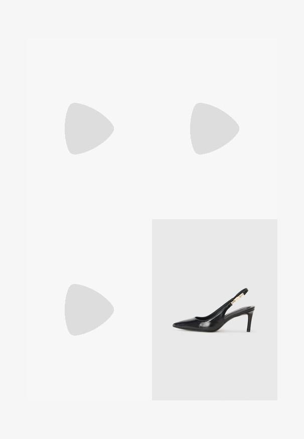 Creme satin jumpsuit med høj hals, tætsiddende buste og vidde ben. Har et lille logo-detail nær taljen. Glat struktur.; Sort læder slingback højhælede sko med spidse tæer, glat overflade og en smal ankelrem med guldfarvede hardware detaljer.; Sort skuldertaske i læder med en buet rektangulær form, gyldent kæde vævet ind i en flettet sort rem og toplynlås.; To sølvfarvede kompakte spejle formet som muslingeskaller med ribbede detaljer, placeret side om side på en hvid baggrund.