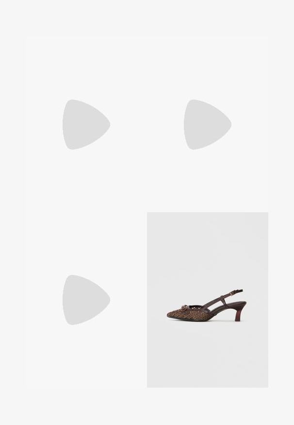 Kortærmet, knaplukket rompers i let beige stof med lodrette striber. Har elastisk talje og en enkelt brystlomme.; Brun vævet slingback-hæl med spids tå, der har en dekorativ spænde, slanke stropper og en moderat hælhøjde.; Hobo taske lavet af struktureret taupe læder med prægede logo mønster, guldfarvede metaldele og en aftagelig skulderrem.; Sort læderbælte med et smalt design, der har en guldtonet metalspænde og en knude detalje i midten. Glat tekstur, minimalistisk stil.