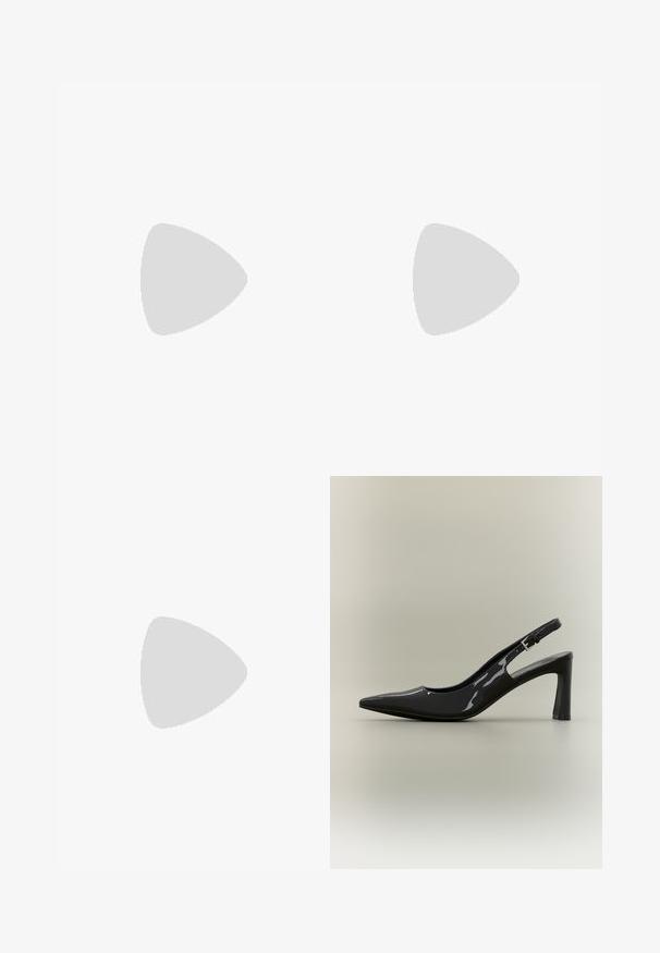 Sort jumpsuit med vide ben, firkantet udskæring, justerbare stropper, talje med bælte og rektangulær spænde samt plisserede detaljer foran.; Sort laklæder slingback pumpt med spids tå, blokhæl i mellemstørrelse og justerbar spænde.; Lille sort blank håndtaske med to lange håndtag og snøre-detaljer i siden på en ensfarvet lys baggrund.; Par små, skinnende sølv hoops med rund base, vist på en ensfarvet lys baggrund.