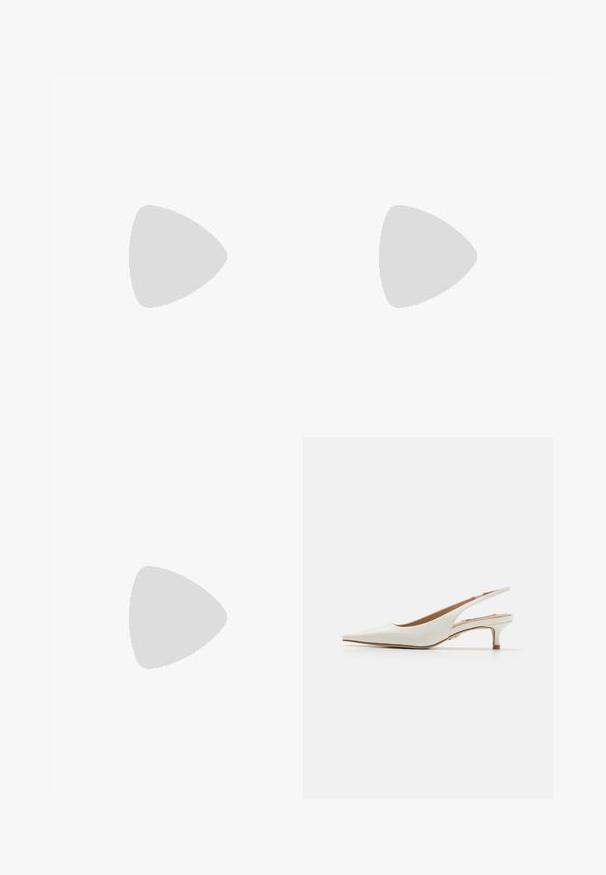 Sort jumpsuit med én skulder, dyb V-hals, brede bukser og en tætsiddende overdel. Lavet af et glat, strækbart stof.; Steve Madden KARI - Pumps - white; Skinnende sølv clutch taske med kuvertlåg og dekorativ kant, lille sølvkæde, på ensartet lys baggrund.; Sølv hoops i hjerteform, prydet med hængende strenge af klare rhinsten for ekstra glans og struktur.
