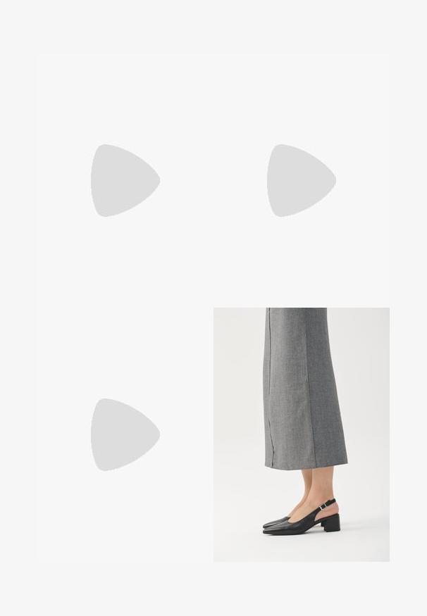 Schwarzer Jumpsuit mit V-Ausschnitt, ärmellosem Design, weit geschnittenen Hosenbeinen und elastischem Bund. Hergestellt aus glattem, leichtem Stoff.; Schwarze Slingback-Schuhe aus Leder mit spitzer Spitze, Blockabsatz und kontrastierendem rosa Absatzakzent. Glatte Textur mit minimalistischem Design.; Silberner Metallclutch mit einer abgerundeten, glatten Form. Verfügt über einen Verschluss und einen abnehmbaren Kettenriemen. Reflektierende Oberfläche ohne Muster.; Silberne Creolen mit minimalistischem Design. Rundform, glatte Oberfläche und dünnes Profil. Leichtgewichtig mit hochglänzender Oberfläche.
