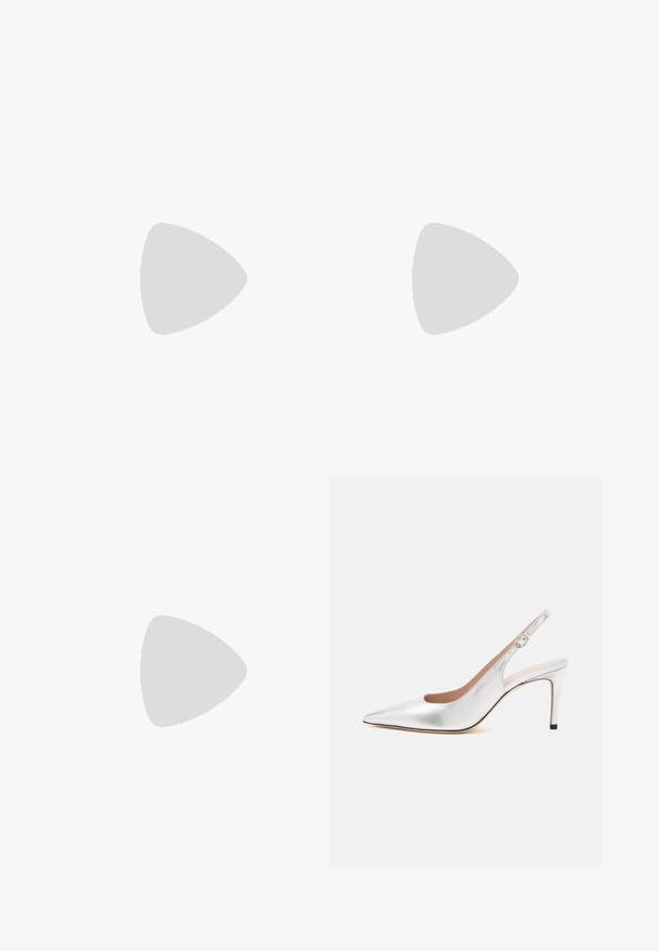 Schwarzer, funkelernder Jumpsuit mit dünnen Trägern und einem Wickelausschnitt. Verfügt über weite Beine und eine weiche Textur für eine fließende Silhouette.; Silberner Slingback-Pumps mit spitzer Kappe, Schnallenriemen und schlankem, mittelhohem Absatz.; Silberne Handtasche mit einem geknoteten Griff, rechteckiger Form, bedeckt mit kleinen, runden Strasssteinen, glatte Textur.; Silberne herzförmige Ohrringe mit facettierten klaren Steinen und einem strukturierten Rahmen. Das Set umfasst Stecker- und Anhänger-Stile.
