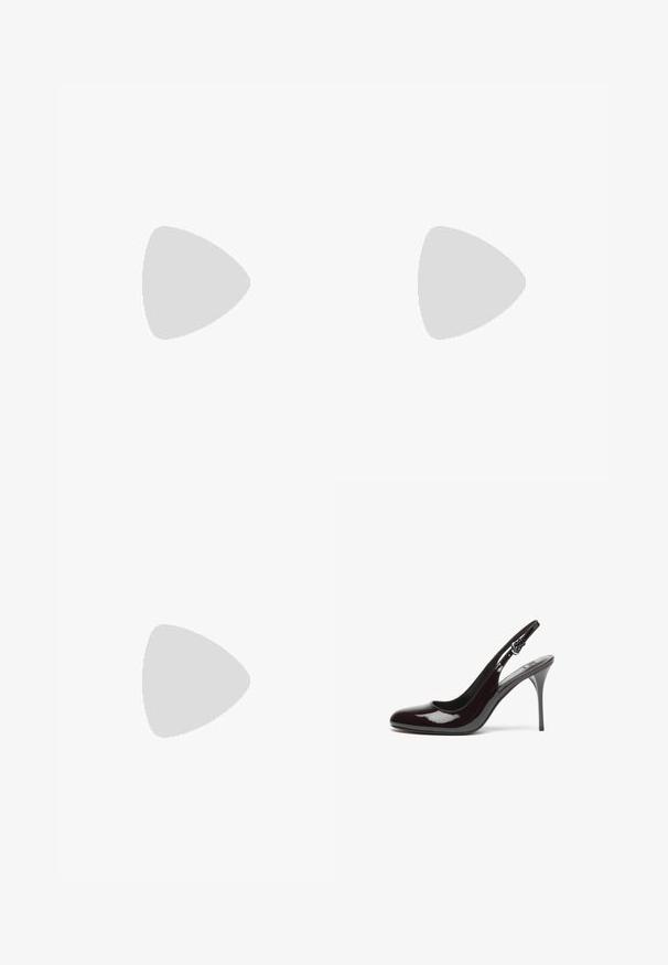 Jupe en velours côtelé marron avec col, manches longues, jambes évasées, poches poitrine et accents de boutons en métal. Texture lisse et design ajusté.; Talons slingback en cuir verni bourgogne avec un bout arrondi, un talon fin et haut, et une sangle ajustable. Texture douce avec finition brillante.; Pochette matelassée métallisée dorée avec serrure en forme de cœur et chaîne dorée attachée sur fond blanc.; Paire de boucles d'oreilles créoles dorées et brillantes avec des maillons circulaires épais sur un fond gris clair uni.
