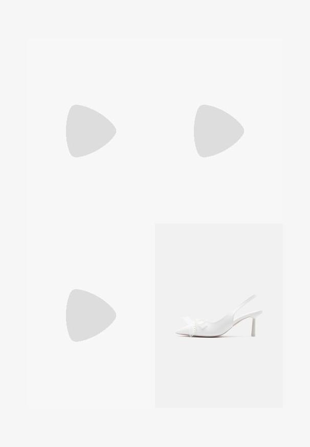 Lysblå jumpsuit med halterneck, flæsekant på forsiden, bred bendesign og struktureret stof.; Hvid slingback kitten heel med spids tå, dekoreret med hjerte og sløjfe i perleperler på overdelen.; Hvid syntetisk håndtaske med to forlommer, hver med en bundet sløjfedetalje. Glat tekstur, afrundede håndtag og lynlås lukning.; Sølvstjernede øreringe med en poleret, blank overflade. Hver ørering har fem spidser og subtile teksturdetaljer på overfladen.