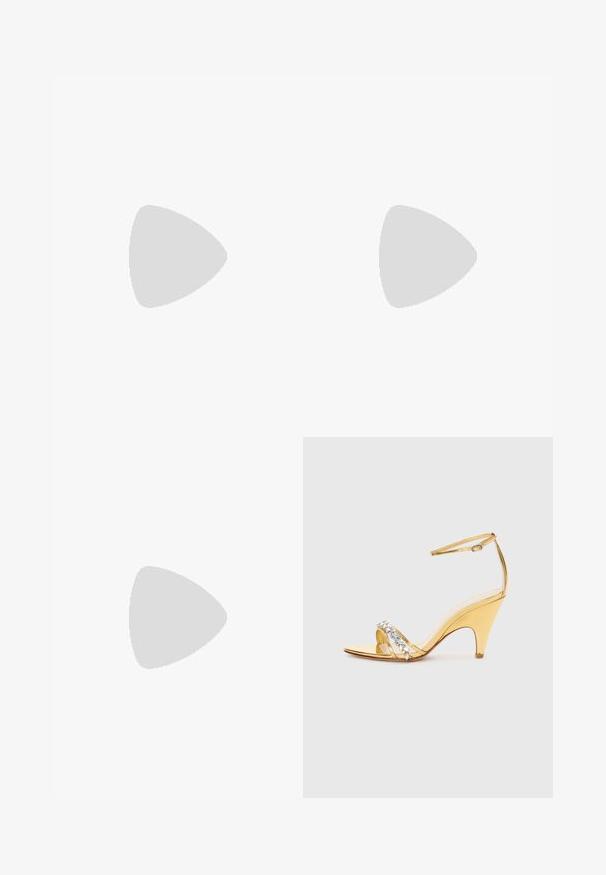 Langærmet, tætsiddende bodysuit i gennemsigtigt stof med et blomstermønster i beige og mørke nuancer, der har høj hals og lange ben.; Guldhælede sandaler med et bånddesign, der har rhinestone-detaljer. Åben tå, justerbar ankelrem og en spids hæl.; Hvid rektangulær clutch med tekstureret overflade, guldfarvet metalramme og lås. Simpelt design uden synlige mønstre eller dekorationer.; Armbånd i guldfarve med blomsterformede og dråbeformede klare krystaller symmetrisk arrangeret omkring en lås med et mærkeplade.