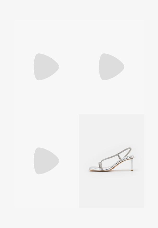 Mørkeblå aftenkjole med korte blondeærmer, et tætsiddende overdel og en flydende nederdel med sideslids og et blødt, gennemsigtigt lag.; Sølv strappy sandal med en slank hæl, metallisk finish, dekorerede remme og en glat sål. Har et minimalistisk design og åben tå.; Halvmåne clutch taske i beige satin med en glitrende sølv kædestrop og frynse detaljer. Glat tekstur med minimalistisk design.; Lange sølv dråbeøreringe med et slankt, forlænget design og en glat, poleret overflade. Har en minimalistsk buet form.
