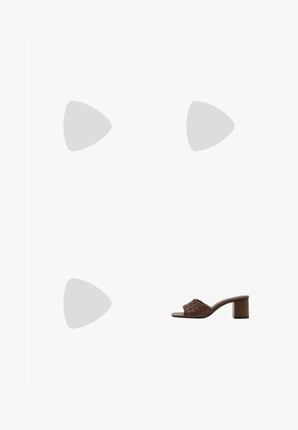 Lysbeige ærmeløs top med tynde stropper, der har et simpelt lige snit og en glat, let skinnende overflade. Ingen mønstre eller detaljer.; Brun mule-sandal med vævet læderoverdel, åben tå og blokhæl på hvid baggrund.; Brune skildpadde solbriller med en vintage katteøje-form og brune linser. Har buede arme med røde detaljer.; Beige vævet clutchpung med afrundet topkant og blødt, tekstureret ydre, vist mod en hvid baggrund.