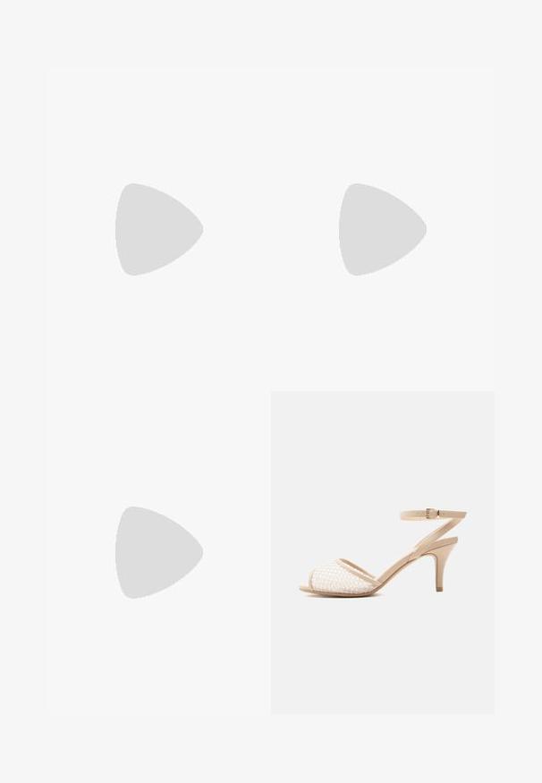 Schwarzer Ein-Schulter-Jumpsuit mit tailliertem Oberteil, plissierten Shorts und einer Schleifendetail an der Schulter, gefertigt aus einem weichen, dehnbaren Material.; Beige Damen-Sandalette mit hohem Absatz, Knöchelriemen, offenem Zehenbereich und Mesh-Detail am oberen Vorderfuß.; Silberner Metallclutch mit einer abgerundeten, glatten Form. Verfügt über einen Verschluss und einen abnehmbaren Kettenriemen. Reflektierende Oberfläche ohne Muster.; Schlichtes, silbernes Twisted-Ohrschmuckdesign mit zarten Kurven, das kleine klare Strasssteine entlang der Oberfläche zeigt. Mit Clip-Verschluss für sicheren Halt.