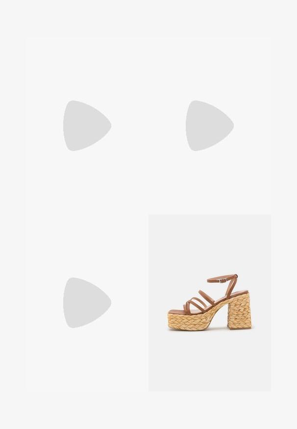 Une combinaison en kaki à côtes avec des manches courtes, un devant boutonné, un col, une taille élastique et des jambes larges. Le tissu a une finition texturée.; Sandal en cuir marron avec bride à la cheville et talon plateforme tressé épais sur fond blanc uni.; Lunettes de soleil en écaille de tortue marron avec une forme vintage de lunettes cat-eye et des verres marron. Présente des branches courbées avec des accents rouges.; Sac à main en cuir marron, de forme arrondie, avec deux poches zippées à l'avant et une bandoulière amovible. Il présente des éléments en métal argenté et des coutures.