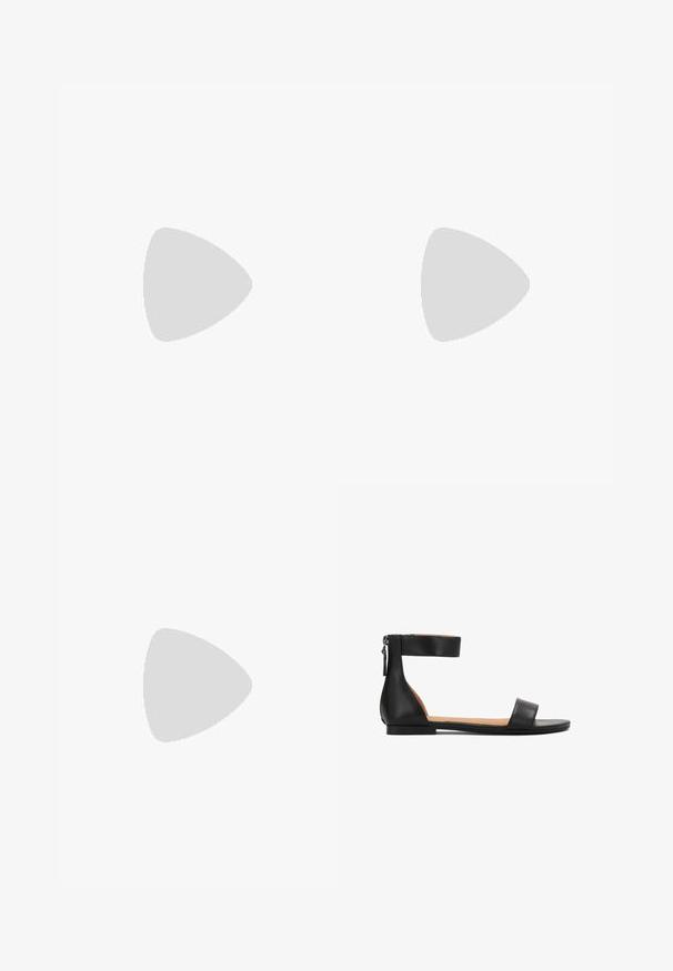 Sort ærmeløs jumpsuit med en indviklet design, bælte i taljen, lige ben og V-udskæring. Har en nøglehul-rygåbning og sidelommer.; Sort lædersandal med ankelrem, flad sål og minimalistisk design. Har en sidelukning med lynlås og bred rem over tæerne.; Sort skuldertaske i læder med flettet hank, guldlåsdetalje og lille gyldent "HUGO"-logo på fronten midt.; Guldøreringe med grønne facetslebne sten og små guldkløftformede vedhæng hængende under hver sten, vist på en hvid baggrund.