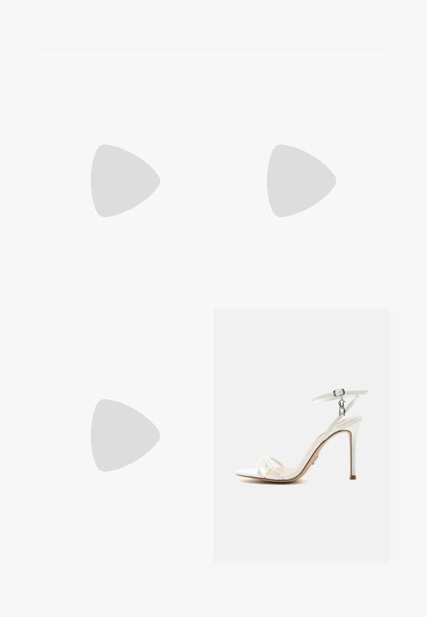 Zwart jumpsuit met een halternekontwerp, voorzien van versierde rand. Wijd gesneden silhouet met geplooide details aan de voorkant.; Witte hoge hak sandaal met dunne bandjes, enkelgesp en metalen sierdetail op een neutrale achtergrond.; Zwarte clutch tas met een gladde, matte afwerking, ronde vorm en een zilveren kettinghengsel. Bevat een geometrische sluiting bovenaan.; Zilveren oorringen met een gevlochten patroon, voorzien van een gestructureerd oppervlak, een sluiting met een pin, een gebogen ontwerp en een gepolijste afwerking.
