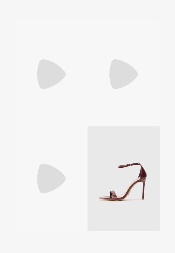 Une combinaison intégrale présentant un motif en diamant dans les tons bordeaux et beige, avec des découpes sur les côtés et une encolure dégagée.; Sandale à talons aiguilles en cuir bordeaux avec une bride de cheville, bout ouvert et texture lisse et mate. Dotée d'un talon fin et d'un design minimaliste.; Petit sac pochette métallique argenté avec un design arrondi et froncé, fermeture à clip avec deux boules argentées.; Paire de boucles d'oreilles en métal argenté avec un design en cage à fil ouvert et des formes ovales centrales lisses projetant des ombres courbes sur un fond blanc.