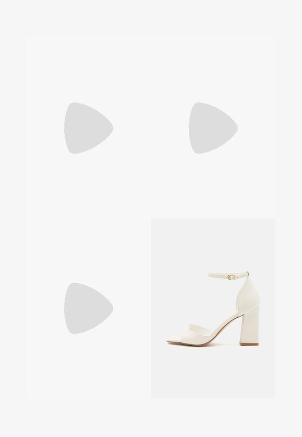 Combinaison une épaule rose avec un buste ajusté, une longue manche bouffante, un pantalon large plissé et une texture de tissu léger et lisse.; Sandale blanche à talons hauts avec un talon carré, bout ouvert, bride de cheville avec boucle en or et matériau synthétique lisse.; Sac à main plissé blanc avec une poignée circulaire en or, doté d'un tissu doux et d'une forme arrondie. Design élégant avec une finition texturée.; Boucles d'oreilles en métal doré avec un design ondulé ; surface lisse et réfléchissante ; forme asymétrique ; sans motifs ni éléments visibles.