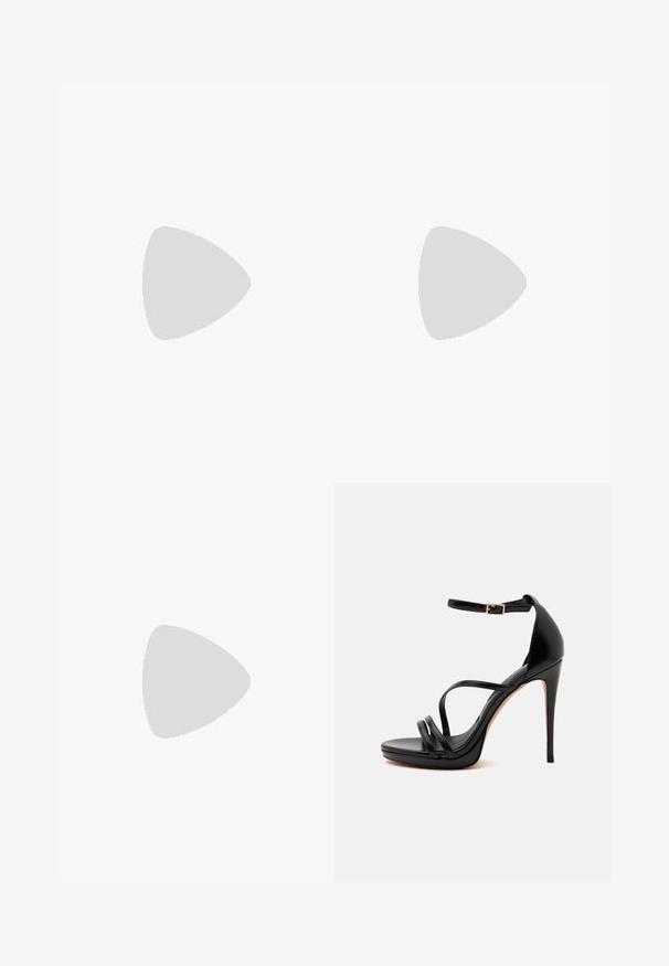 Une combinaison bleue à une épaule avec un accent en volants, un ajustement cintré et une texture lisse et soyeuse. Comprend une fermeture éclair discrète.; Sandale noire à talon haut avec des fines brides, une bride de cheville avec une petite boucle dorée, et un talon aiguille sur fond blanc.; Pochette argentée métallique en forme de coquillage, avec une chaîne en argent drapée sur le côté.; Boucle d'oreille en argent avec une finition polie, présentant de petits détails en or et de forme ronde, portée sur le lobe.