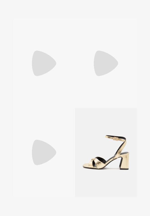 Zwarte jumpsuit met lange mouwen, versierde lijf met kristallen en pluizige accenten op de manchetten. Wijde pijpen, slanke silhouet.; Gouden metallic open-toe sandaal met hak, enkelbandje en blokhak op effen witte achtergrond.; Zwarte cat-eye zonnebril met een matte afwerking, voorzien van grijs getinte glazen, scherpe hoeken en slanke zijarmen. Merkennaam zichtbaar op de binnenarm.; Een paar glanzende, onregelmatig gevormde gouden metalen oorbellen met een gekreukeld, glad oppervlak op een effen lichte achtergrond.