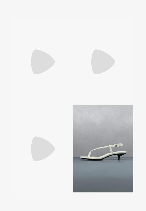 Tummansininen haalarimekko, jossa on leveät, liehuvat hihat ja syvä V-pääntie. Erityispiirteenä on määritelty vyötärö ja leveät lahkeet. Sujuva tekstuuri.; Valkoinen remmikiilakorkosandaali, jossa on kärjestään kärkikärkinen varvas, leijuu puulattian päällä ulkona sumean kasvi- ja seinätaustan edessä.; Beige-värinen tikattu olkalaukku, jossa on chevron-ommel, kullanvärinen ketjuhihna, vetoketjullinen suljenta ja etuosassa kolmionmuotoinen Guess-logo.; Kultaiset rengaskorvakorut, joissa on sileä pinta ja suuri, pisaran muotoinen kirkas jalokivikoriste kussakin korvakorussa.
