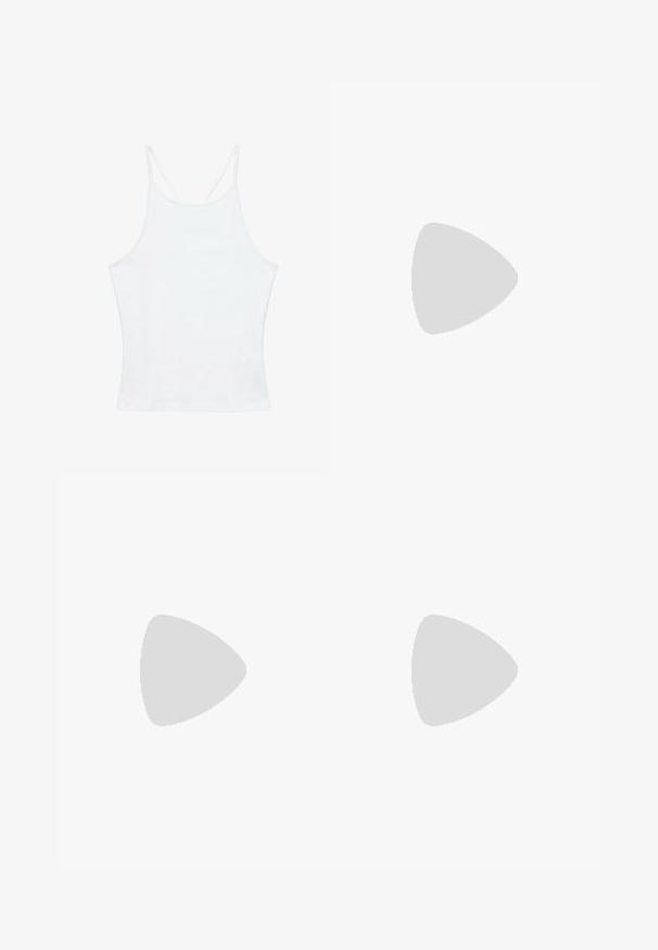 Hvid ærmeløs tanktop med tynde dobbelte skulderstropper og en lige udskæring på ensfarvet baggrund.; Lyseblå vidde jeans med forlommer, bæltestropper og knaplukning, lagt fladt på en hvid baggrund.; Balletflad i cremefarvet stof med sølvfarvede palietter arrangeret i et prik mønster, rund tå og lav brun sål. Tekstureret overdel for ekstra detalje.; Håndtaske i cremefarvet stof med sorte polkaprikker og en enkelt skulderrem, vist mod en ensfarvet hvid baggrund.
