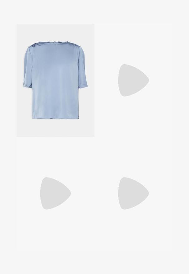 ONLY Tall ONLESTA - T-shirts basic - tempest; Sorte bukser med bred ben, lavet af letvægtsstof, der har en glat tekstur, frontknaplukning og sidelommer.; DeeZee Højhælede sandaletter / Højhælede sandaler - black; Sort læderhåndtaske med en triangular form, skrå klap og et rundt håndtag. Har en glat overflade og minimalistiske design detaljer.