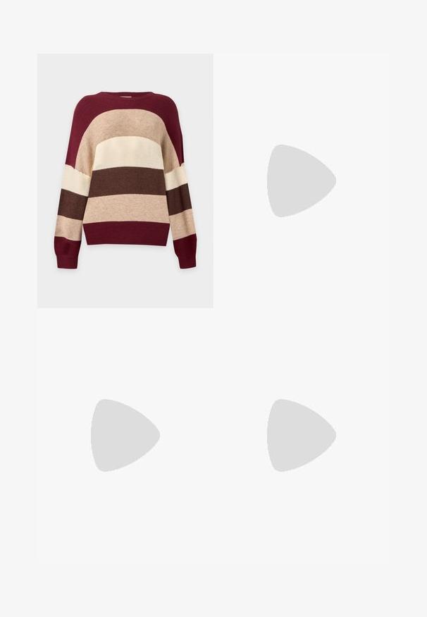 Strikket sweater med vandrette brede striber i burgunder, beige, creme og brun, med lange ærmer og rund halsudskæring.; Røde skræddersyede bukser i glat stof, med en frontlukning med knap og lige ben, designet til en tætsiddende silhuet.; Blank mørkerød slingback højhælet sko med spids tå, vist på en skinnende sølvfarvet polstret læderoverflade.; Guldmetalløreringe med et bølget design; glat, reflekterende overflade; asymmetrisk form; ingen synlige mønstre eller hardware.