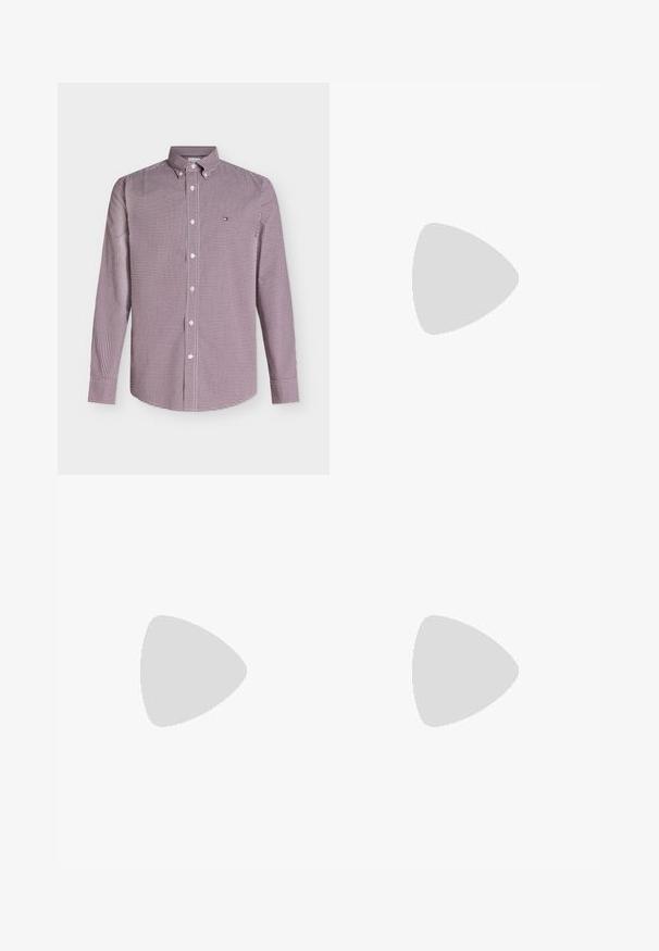 Chemise à manches longues avec petit motif à carreaux rouges et blancs et col boutonné.; Pantalon bleu marine à jambe droite avec fermeture avant par bouton et zip, poches latérales et passants de ceinture.; Chaussure habillée en cuir marron avec lacets posée sur un tapis bleu texturé, avec un canapé gris flou en arrière-plan.; Ceinture en cuir marron avec une texture lisse, boucle en métal argenté et un petit accent de logo en rouge, blanc et bleu près de la boucle.