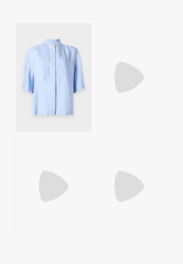 Hellblaues kurzärmeliges Blusenshirt mit Stehkragen, zwei Fronttaschen, strukturiertem Stoff und Knopfverschluss.; Helle blaue Jeans mit elastischem Bund, Kordelzug und aufgerollten Säumen. Gerades Bein mit lässiger Passform.; Beiger Slingback-Ballerina mit spitzer Kappe, niedrigem schwarzem Absatz und glattem Lederfinish, seitlich auf einfarbigem Hintergrund gezeigt.; Schultertasche aus cremefarbenem Leder mit Klappverschluss, silbernen Beschlägen, einem verstellbaren Riemen und einem dezenten Logodetail.