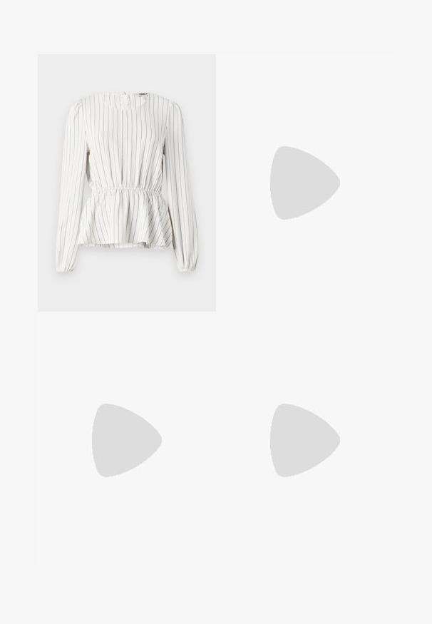 Hvid langærmet bluse med lodrette sorte striber, samlet talje, rund halsudskæring og elastiske manchetter. Letvægtsstof med blød tekstur.; Mørkegrønne shorts med elastisk talje, afslappet pasform og uden lommer. Lavet af blødt, letstof.; Hvide høj-top sneakers lavet af kanvasmateriale, sort gummisål og kontrasterende sort stribe på mellemsålen. Rund tåhætte og snørebåndsdesign.; Brun faux læder skuldertaske med en buet form, en enkelt strop, kontrasterende syninger og en lynlåslukning langs den øverste kant.