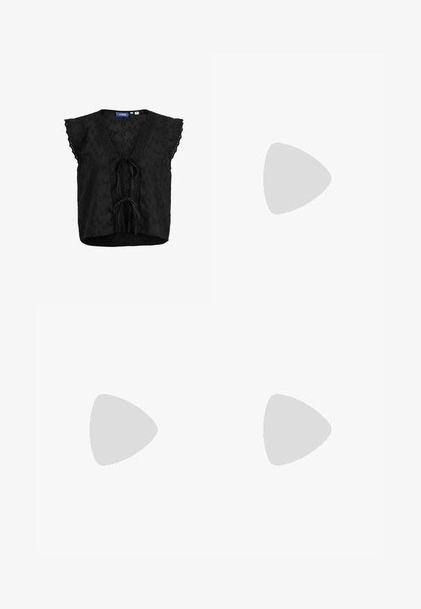 Sort ærmeløs bluse med blondekant, V-hals, broderet blomstermønster og bindelukninger foran.; Løse, hvide, lette bomuldsbukser med elastisk taljebånd og elastiske, opsamlede manchetter ved anklerne.; Sorte flade sandaler med flettede stropper og en metallisk detalje. Har en justerbar spænde og flad gummisål for komfort.; Flettet stråtaske med afrundede, sortkantede håndtag og en bred, let trapezformet form mod en hvid baggrund.