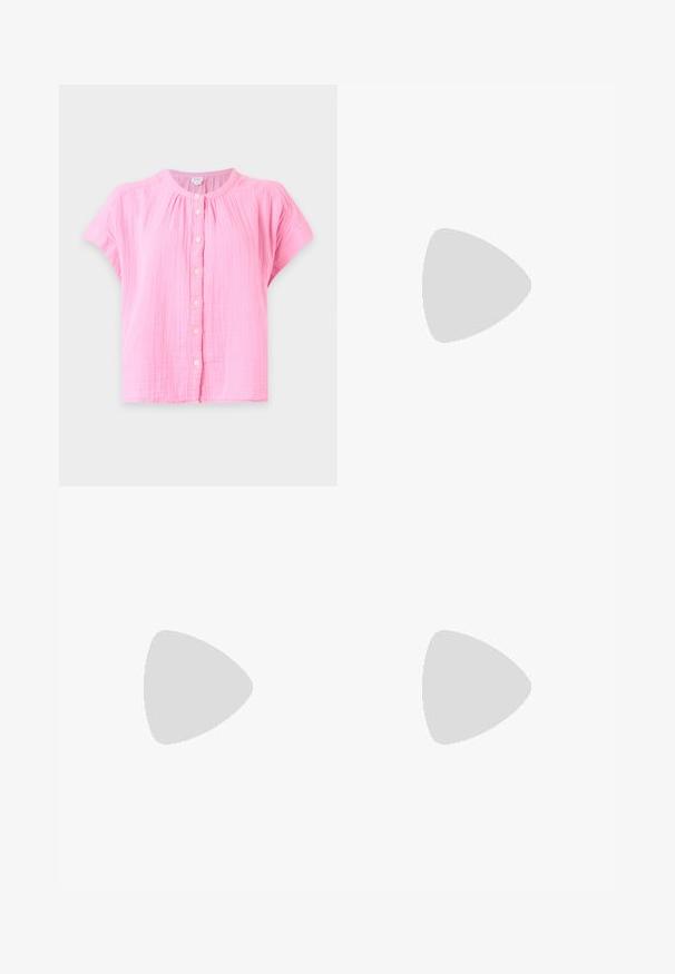 Hellrosa kurzärmlige Bluse mit rundem Ausschnitt und vorderer Knopfleiste, mit leicht gekräuselter Textur.; Jeansshorts in hellblau, mit hohem Bund, fünf Taschen und rohem Saum. Hergestellt aus strukturiertem Baumwollstoff mit klassischem Design.; Beige Ballerinas aus glattem Leder mit mandelförmiger Zehenpartie und elastischem Riemen über dem Fußrücken, ausgestattet mit dezenten Nähtelementen.; Dunkelrote gewebte Ledertasche mit gebogenem Griff, weißem Besatz, silbernem Reißverschluss und abnehmbarem breitem Stoff-Schulterriemen vor einfarbigem Hintergrund.